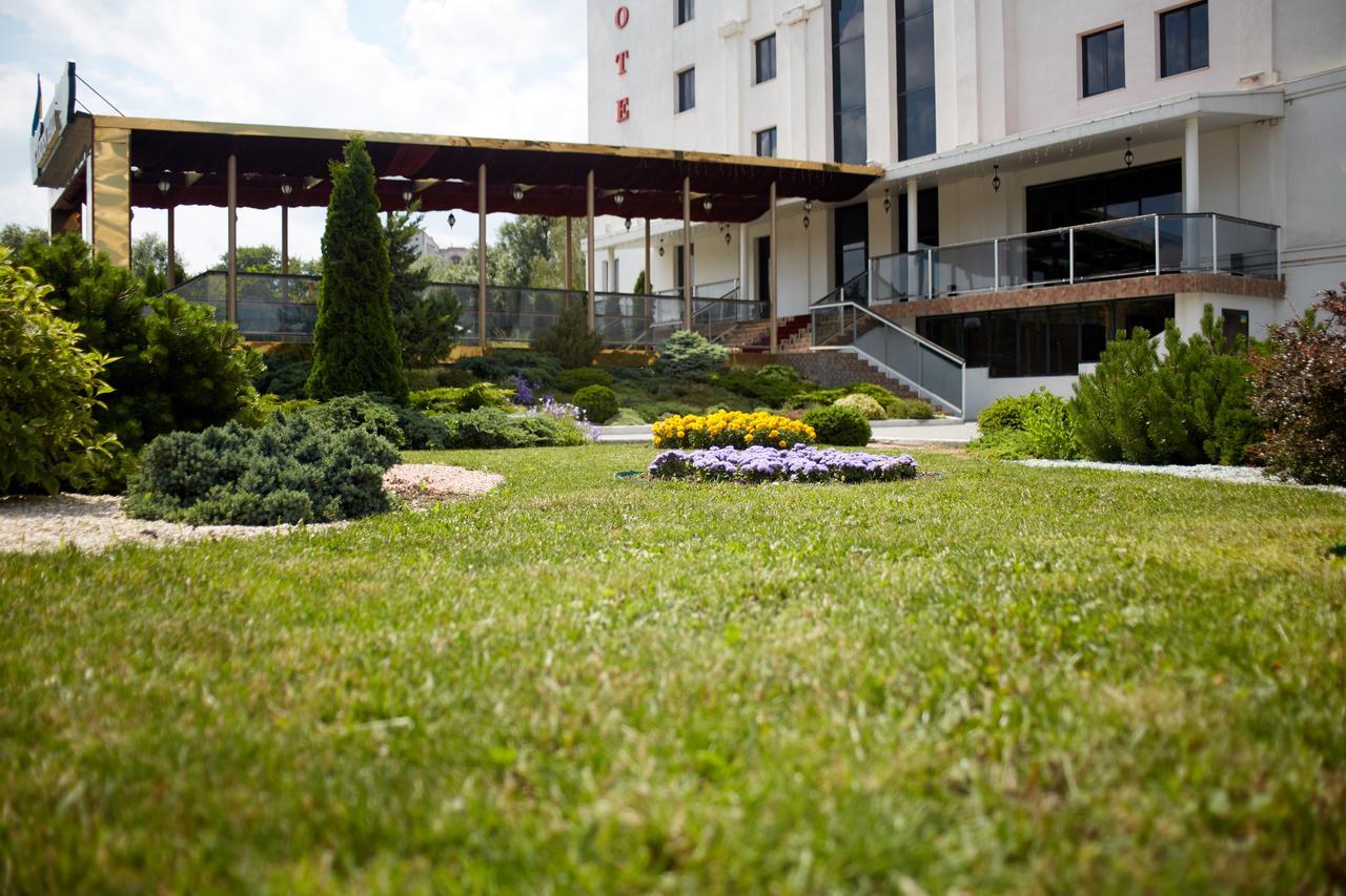 Garden Hall Ternopil Extérieur photo